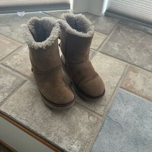 Cozy Brown UGG Shearling-Lined Women's Boots